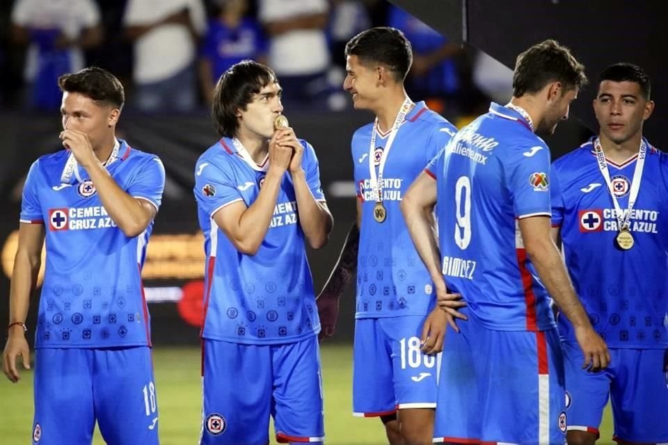 El 'Shaggy' Martínez besa su medalla durante la premiación de la Supercopa de la Liga MX.