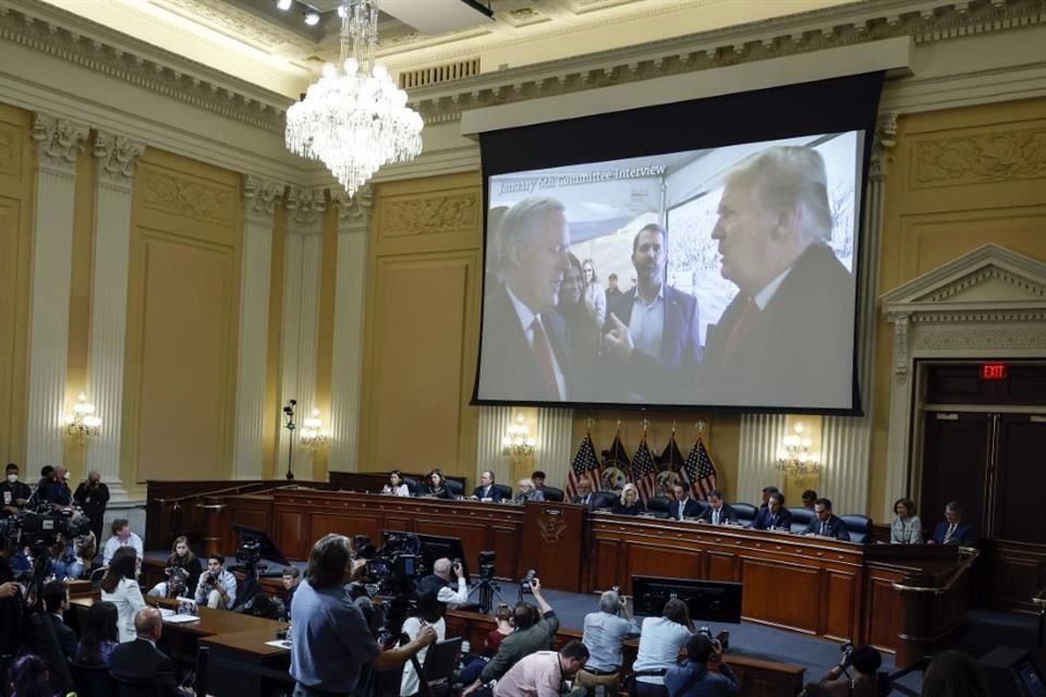 Una imagen del ex Presidente Donald Trump es proyectada en el Congreso durante una audiencia sobre el asalto al Capitolio.