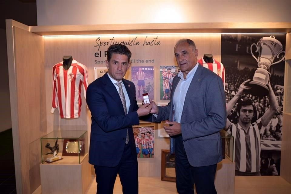 Alejandro Irarragorri (izquierda) fue presentado como el nuevo presidente del Sporting de Gijón.