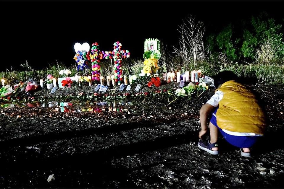 Decenas de personas rindieron homenaje a los migrantes fallecidos en el tráiler que fue abandonado al sur de San Antonio, Texas. Colocaron veladoras y rezaron en el lugar.