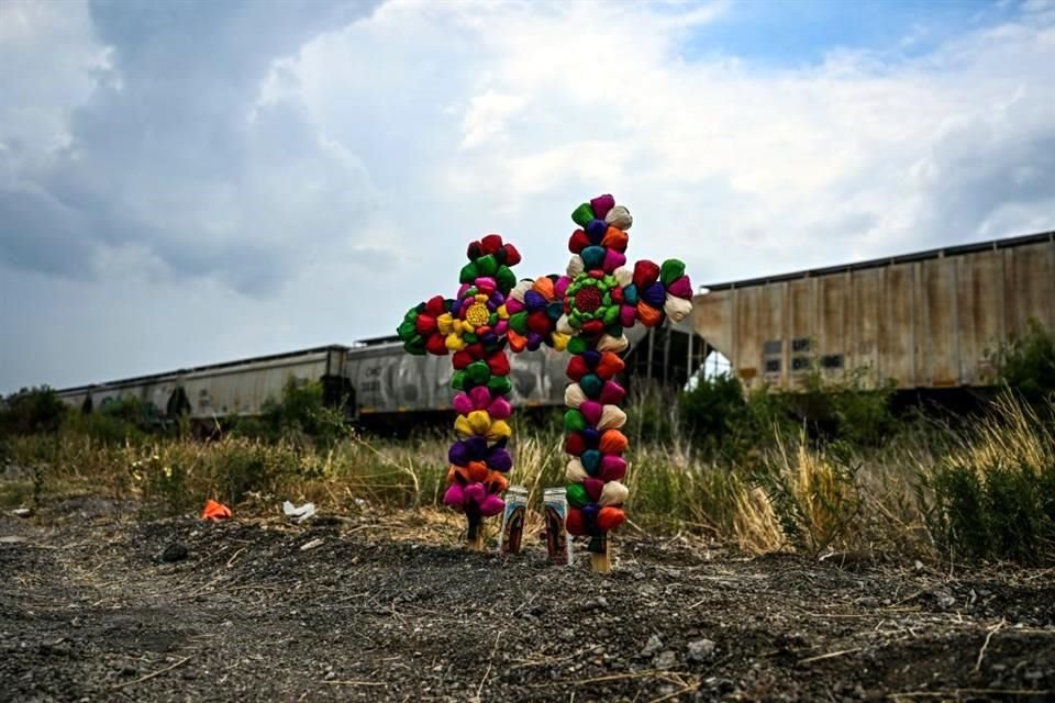 Personas montaron cruces en el lugar donde fue hallado el tráiler en homenaje a las víctimas.