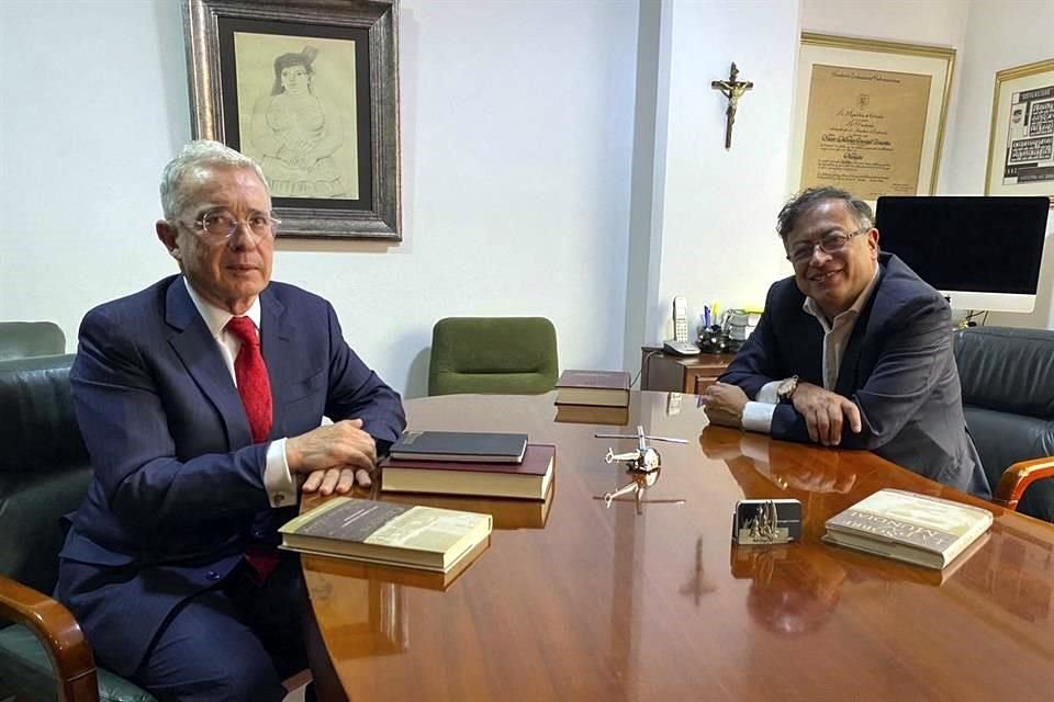 El ex Mandatario colombiano, Álvaro Uribe, y el Presidente electo del país, Gustavo Petro, en una reunión este miércoles, en Bogotá.