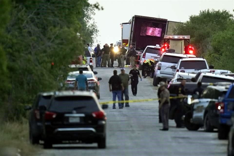 Policías de Texas en el lugar en el que fue hallado el camión con decenas de migrantes muertos, en San Antonio.