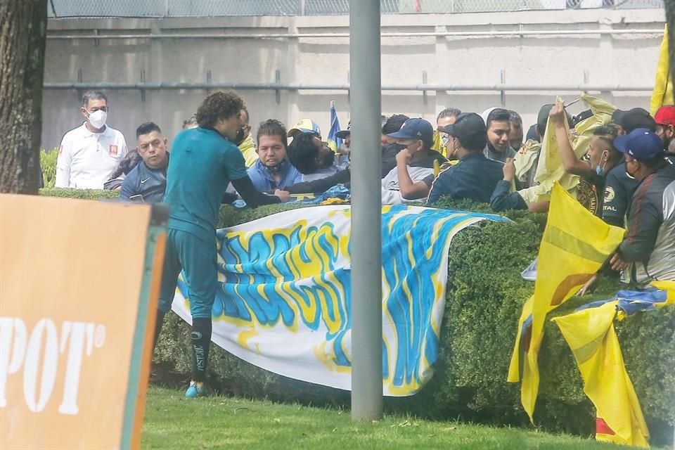 Memo Ochoa atendió a los aficionados que acudieron a Coapa.