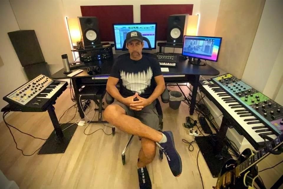 Antonio Sánchez en su estudio de Queens, en Nueva York.