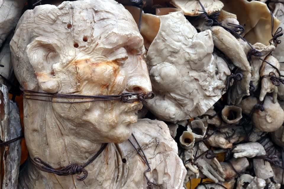 La obra, que abreva de la raíz mexica, consta de dos aros monumentales de 5 metros de diámetro, hechos con fragmentos de sus propias esculturas, ensambladas con alambres.