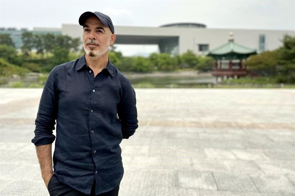 El artista mexicano en la explanada del recinto surcoreano.