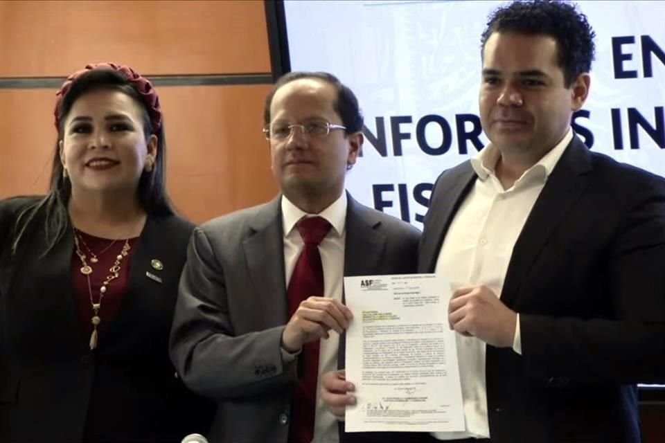 El director jurídico de la ASF, Víctor Andrade, entregó los informes al Congreso.