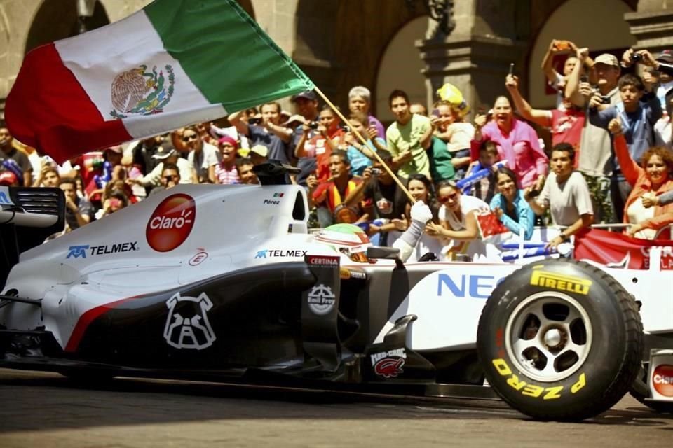 El 26 de febrero de 2011, Checo manejó su Sauber C29 frente a 215 mil personas, según cálculos del Gobierno, en un 'road show' en el Centro de la Ciudad.