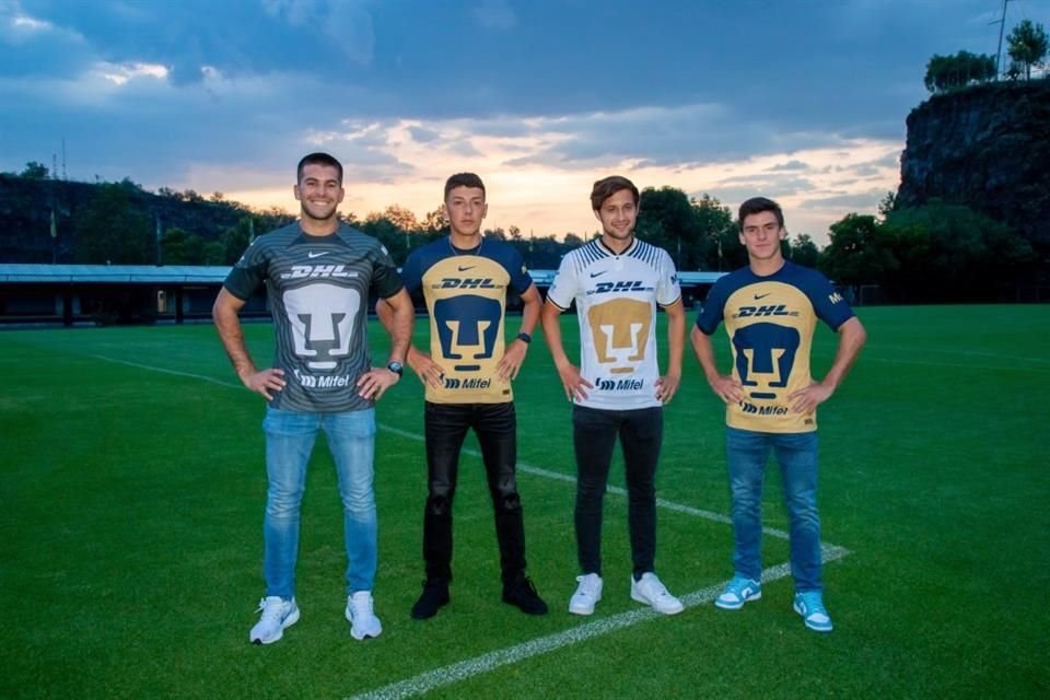 Los jugadores posan con la nueva indumentaria.