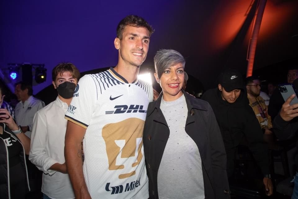 Juan Ignacio Dinenno con la nueva playera universitaria.