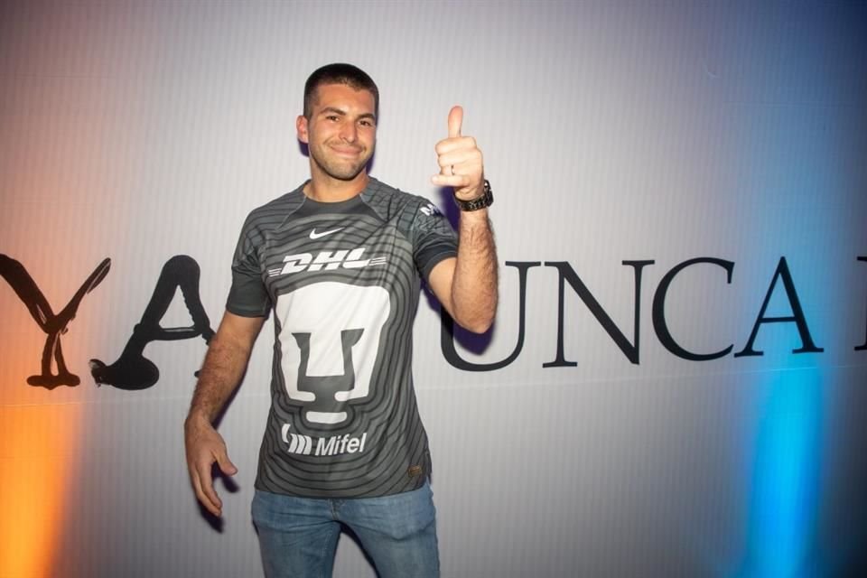 Julio González con el jersey de portero.