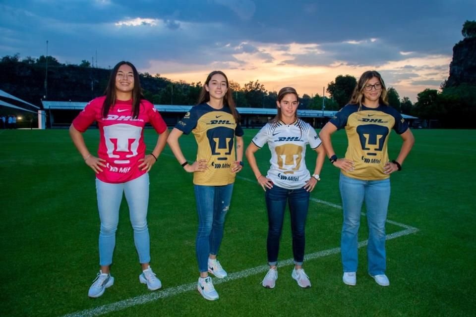 Las jugadoras también posaron con la nueva piel.