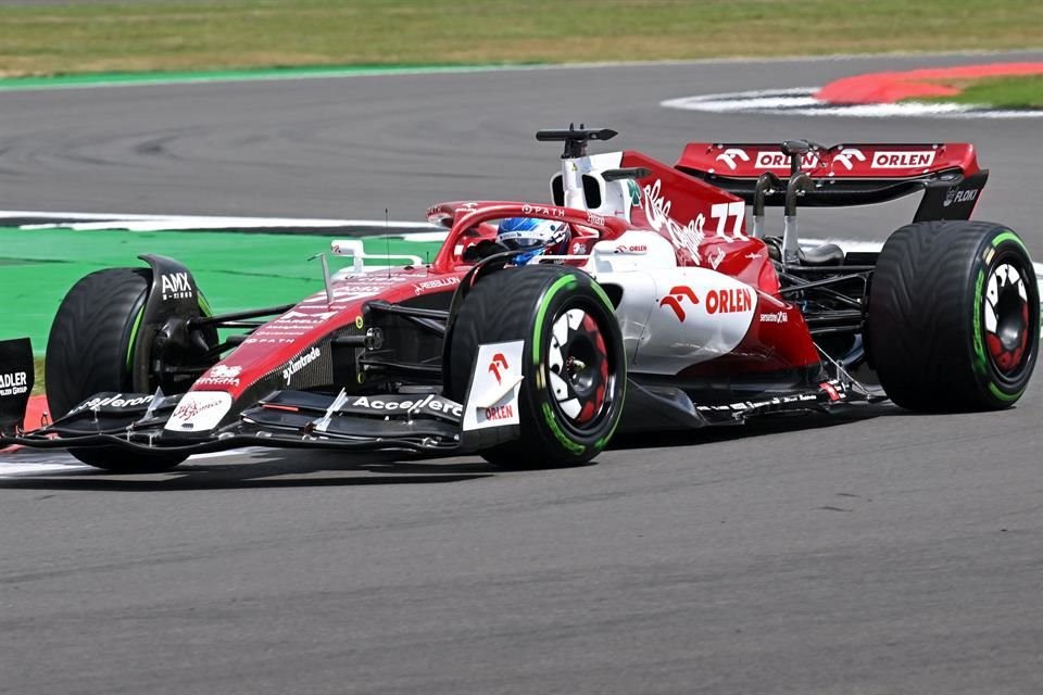 Valtteri Bottas se quedó con el mejor registro en el primer ensayo en Silverstone.