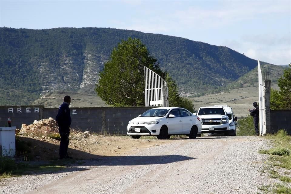 Arriban autoridades al Panteón Municipal de Galeana para realizar la exhumación del cuerpo de Debanhi Escobar.