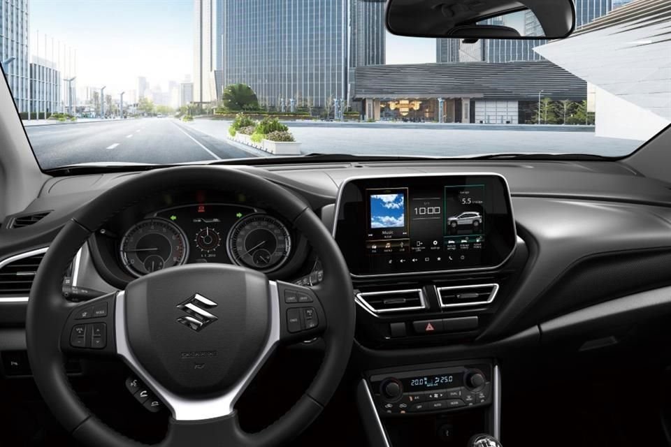 Cuenta con volante forrado en piel y paletas de cambios de velocidad, así como pantalla central táctil de nueve pulgadas.