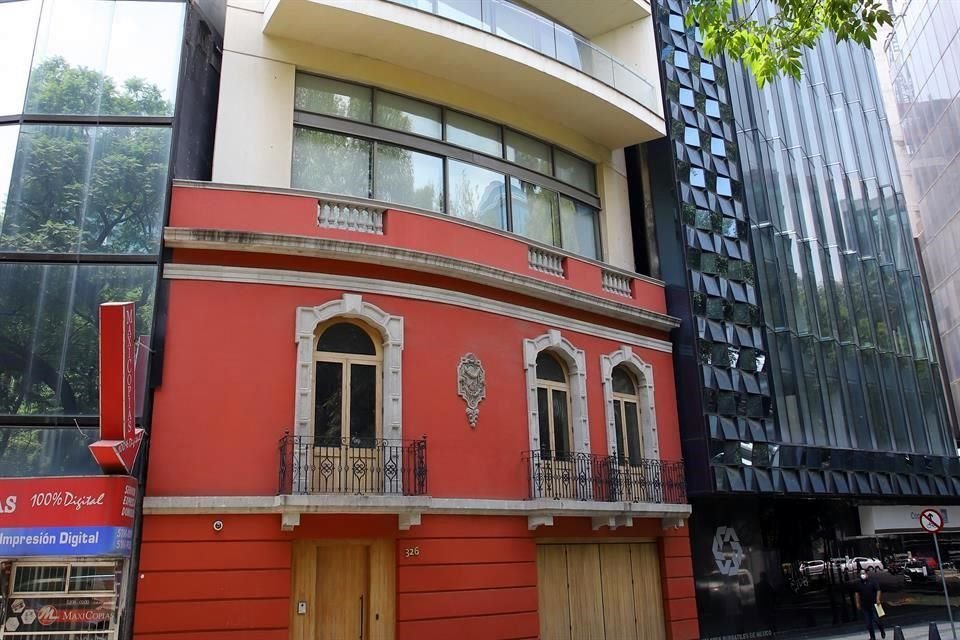 Ejemplo de fachadismo sobre Paseo de la Reforma, en Zona Rosa. Un atentado contra el patrimonio.