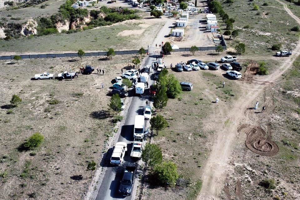 Tras cinco horas, restos de Debanhi Escobar son exhumados del panteón de Laguna de Labradores, en Galeana, y llevados al Anfiteatro del HU.