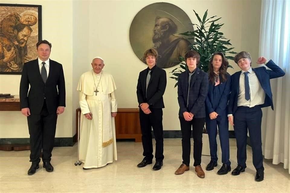 Elon Musk publicó la foto con el Papa Francisco en su cuenta de Twitter, red social que busca comprar por 44 mil millones de dólares.