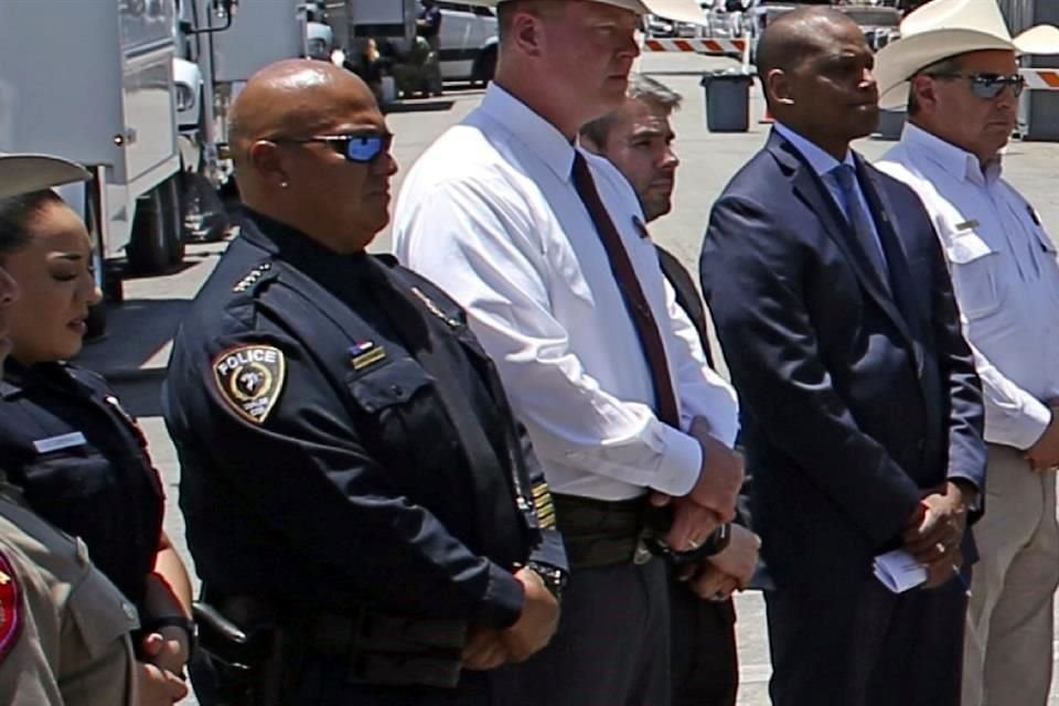 El jefe de policía de la escuela Uvalde, Pete Arredondo, segundo a la izquierda, durante una conferencia de prensa afuera de la escuela primaria Robb en Uvalde, Texas.