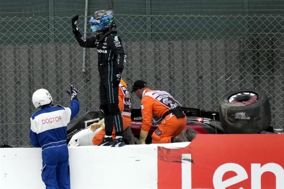 Tras bajar de su bólido, Russell corrí para intentar auxiliar al piloto chino.
