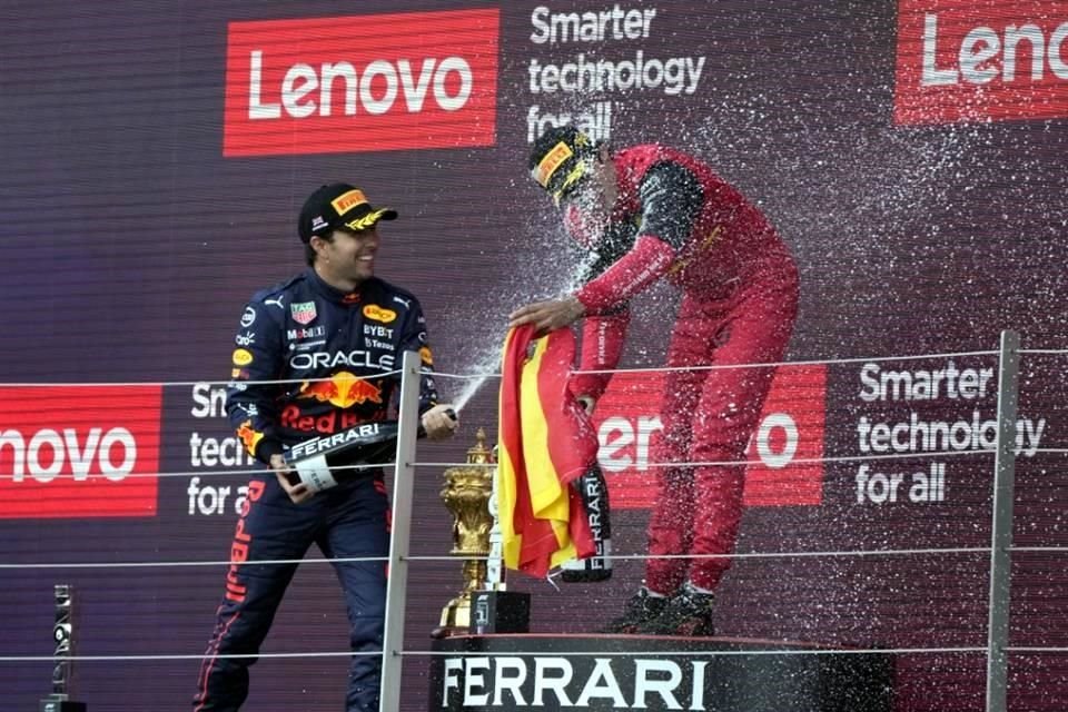 Carlos Sainz celebrando con Sergio Pérez en el podio del Gran Premio de Gran Bretaña.