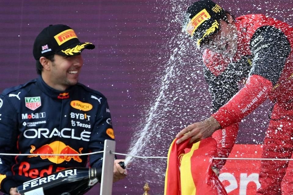 El mexicano celebrando en el podio con el español Carlos Sainz.