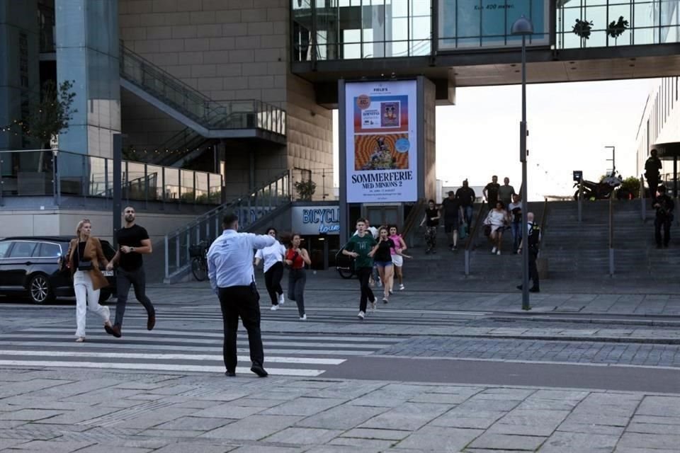 Personas sale corriendo del centro comercial Field en Copenhagen, Dinamarca.