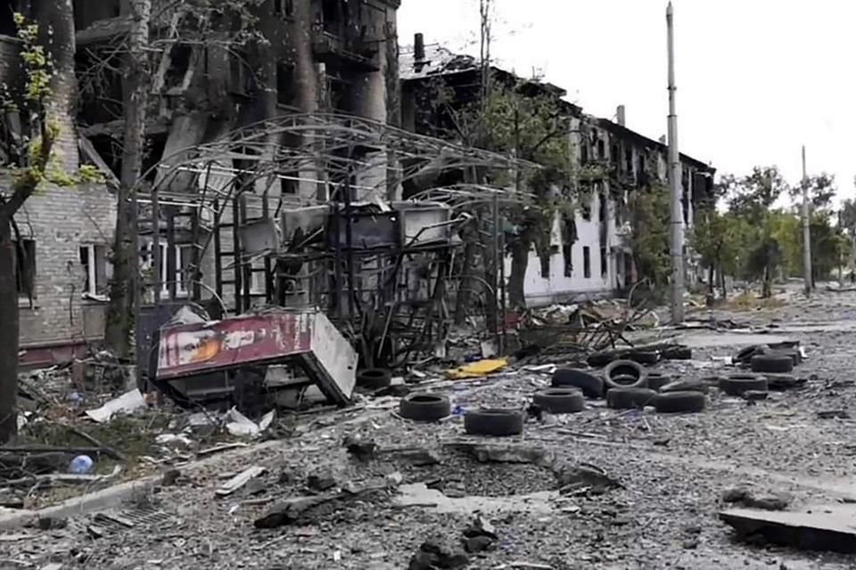 Vista de un área residencial destruida en la ciudad oriental de Lysychansk, Ucrania.