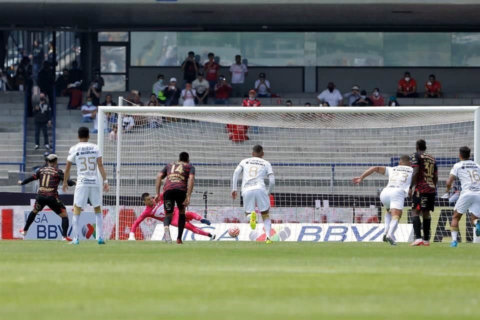 Lucas Rodríguez cobró al centro el tiro penal.