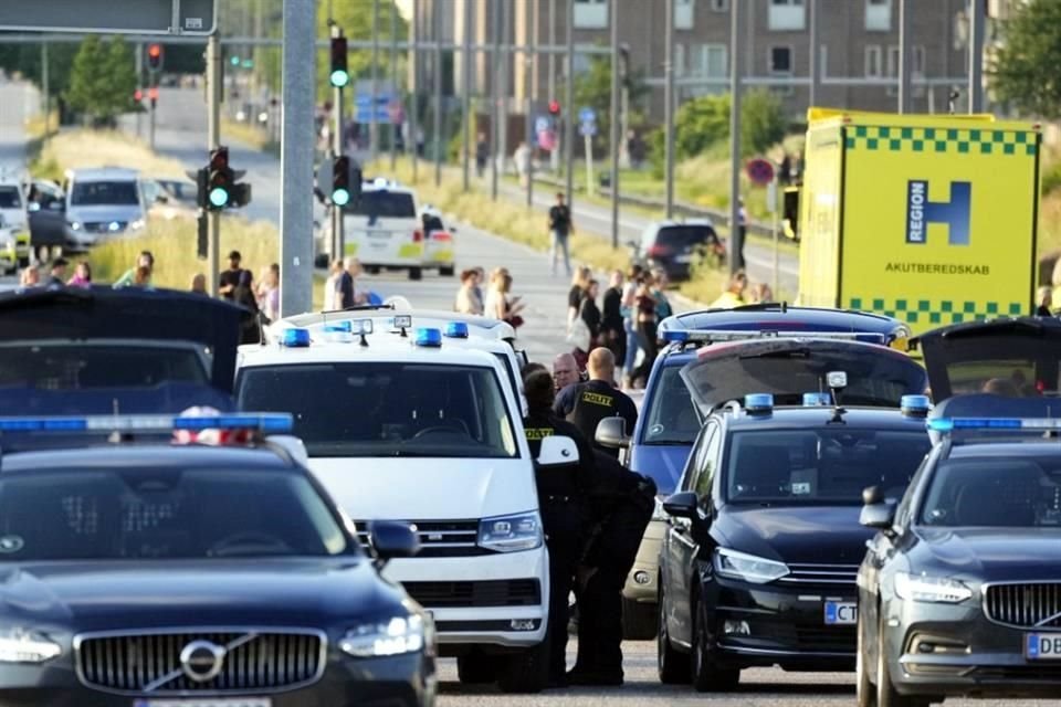 Vehículos de la Policía trabajan en el lugar del tiroteo, en la capital de Dinamarca.