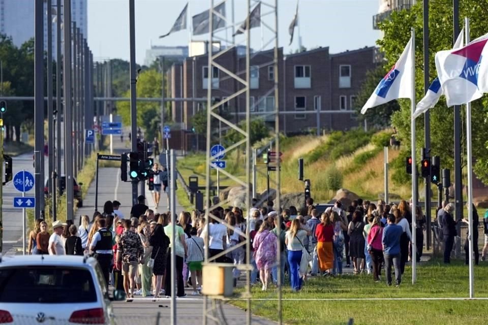 Personas son evacuadas del centro comercial Fields, en Copenhague, Dinamarca.