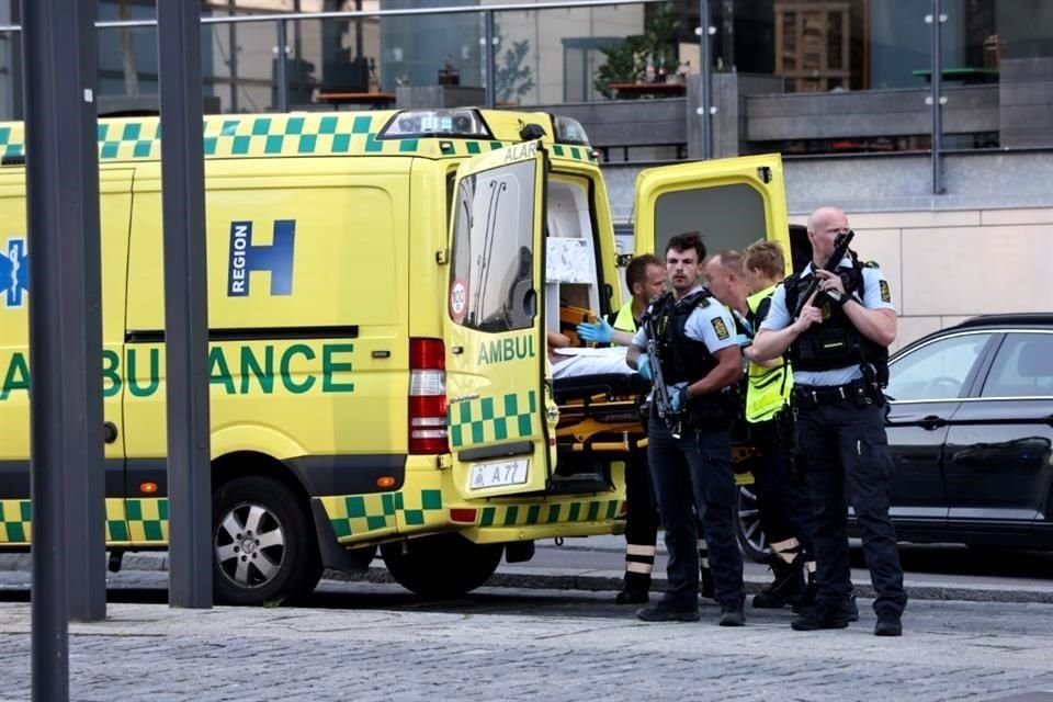 Policías y rescatistas trabajan frente al centro comercial Fields donde se registró un tiroteo, en Copenhague, Dinamarca.