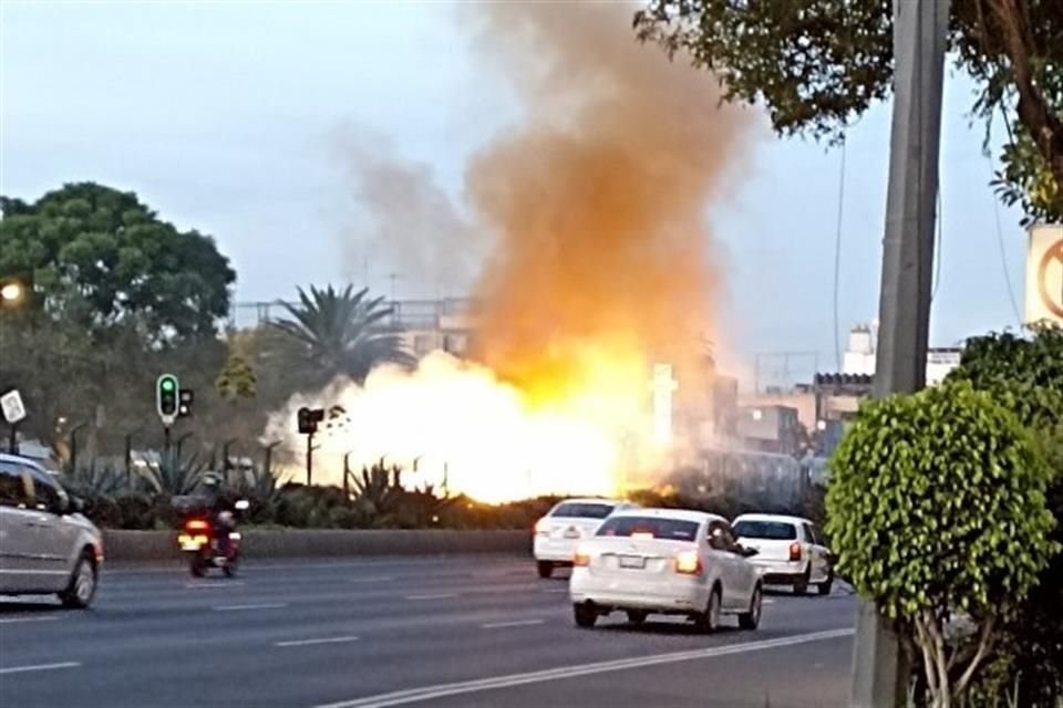 El fuego consume una subestación eléctrica del Metro entre las estaciones Xola y Villa de Cortés en la CDMX.