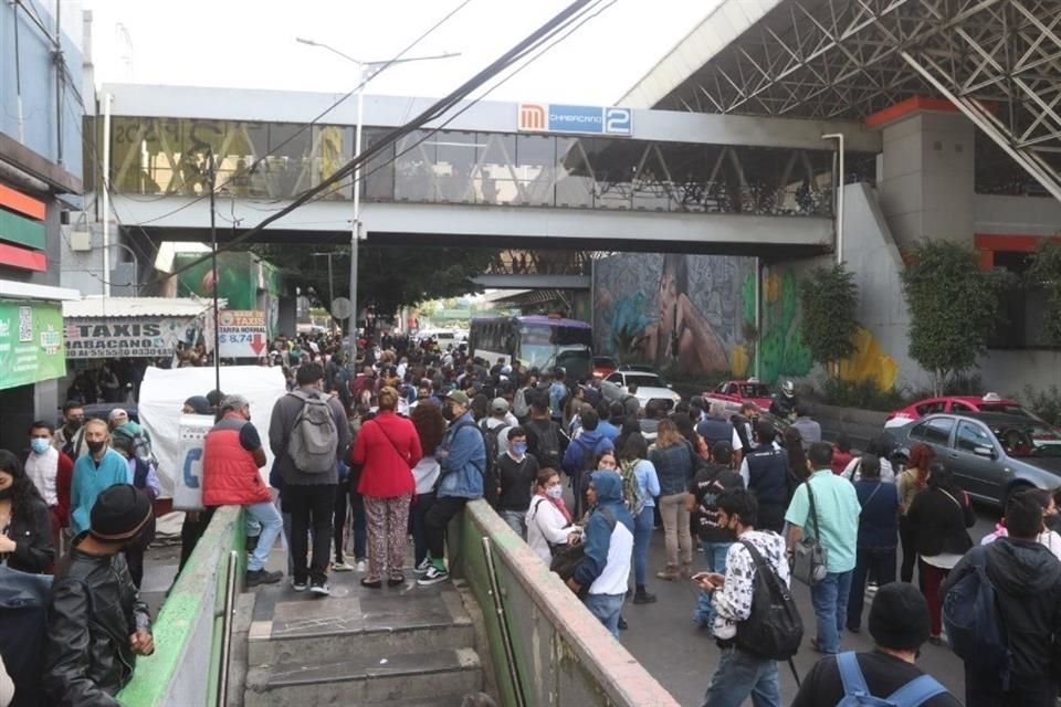 Pasajeros son desalojados del Metro Chabacano en la Línea 2 del Metro.