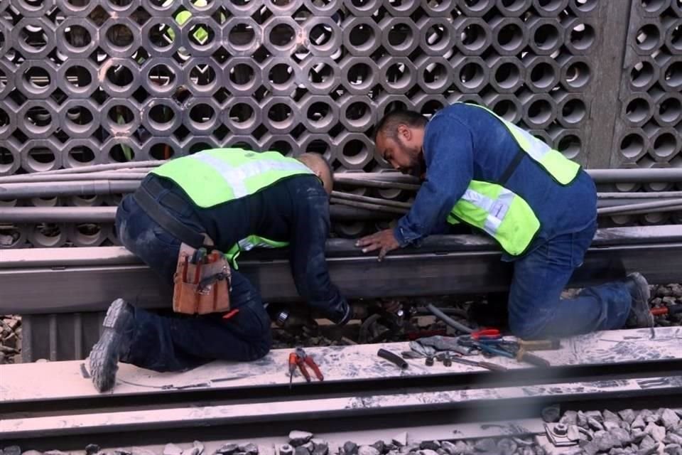 Trabajadores revisan la zona de incendio en la subestación de la Línea 2 del Metro.