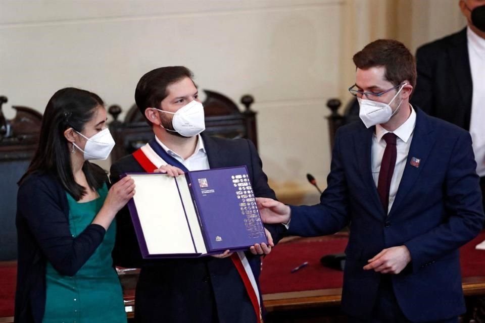 María Elisa Quinteros y Gaspar Domínguez entregan al Presidente chileno, Gabriel Boric, el texto final de la Constitución.