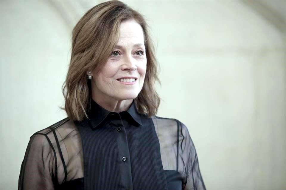 La actriz Sigourney Weaver fue una de las invitadas al desfile Dior Haute Couture Fall/Winter 2022-2023.