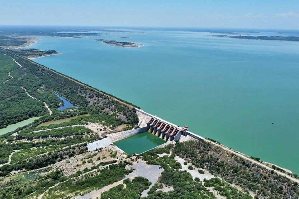 Ante crisis de agua en NL, AMLO pide ayuda a empresarios del estado para que ayuden a terminar nuevo acueducto de El Cuchillo en 8 meses.