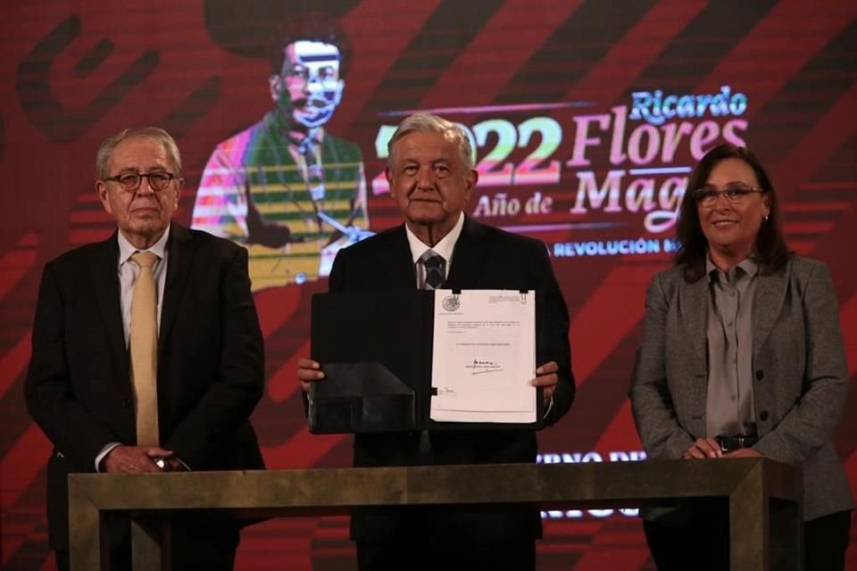 El Presidente López Obrador firmó la iniciativa de reforma para eliminar horario de verano.