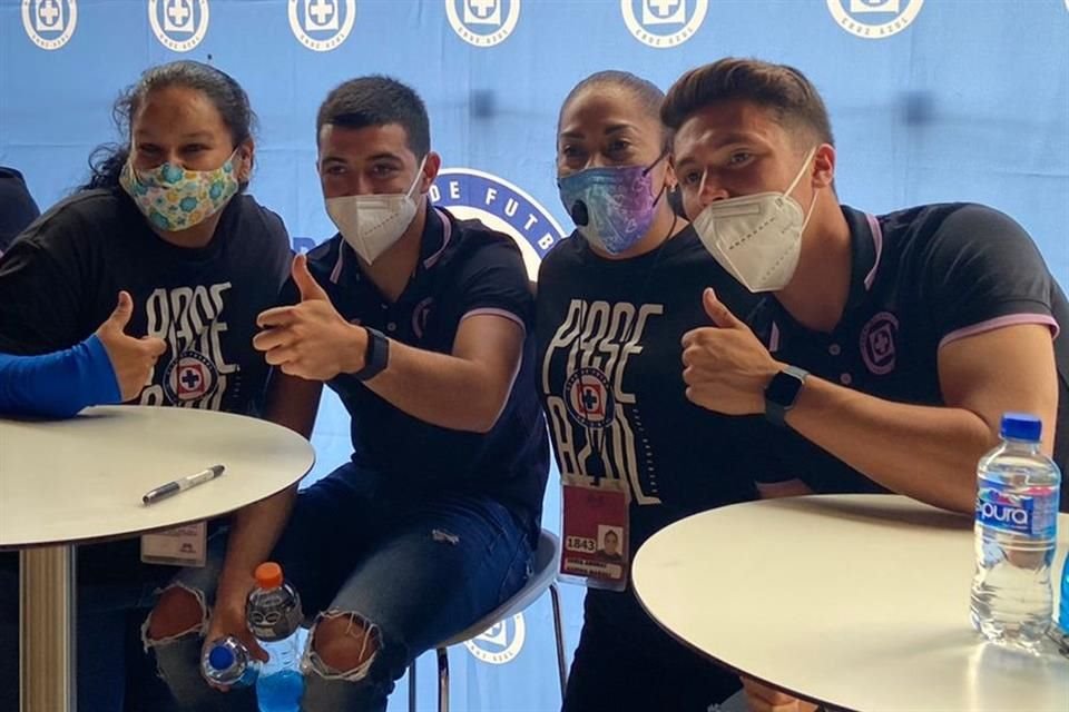 Los jugadores de Cruz Azul estuvieron por más de tres horas con los aficionados.