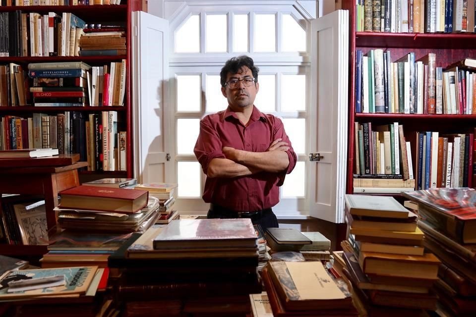 Max Ramos en la librería secreta Burroculto, un espacio que resguarda joyas editoriales para clientes selectos.