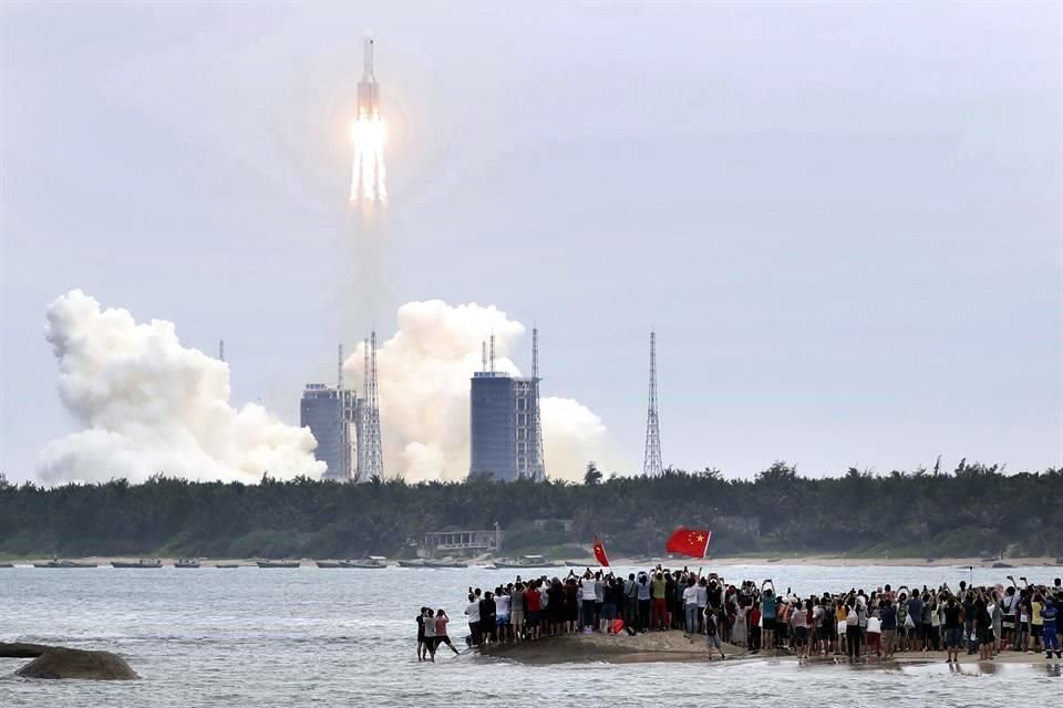 Restos del mayor cohete lanzado por China cayeron hoy en Océano índico y mayoría de sus componentes se destruyeron al entrar a atmósfera. 