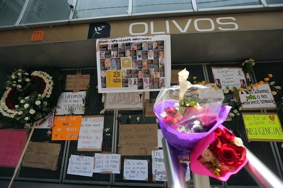 Un grupo de manifestantes colocó una ofrenda en la estación Olivos para conmemorar a las víctimas del desplome de una trabe de la L-12.