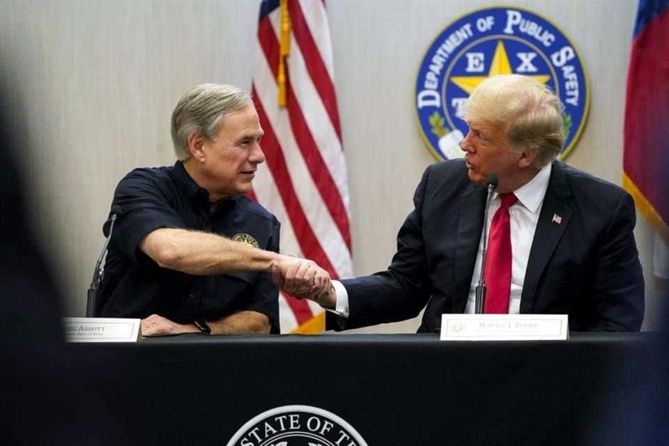 El Gobernador de Texas, Greg Abbott, con el ex Presidente Donald Trump en junio de 2021.