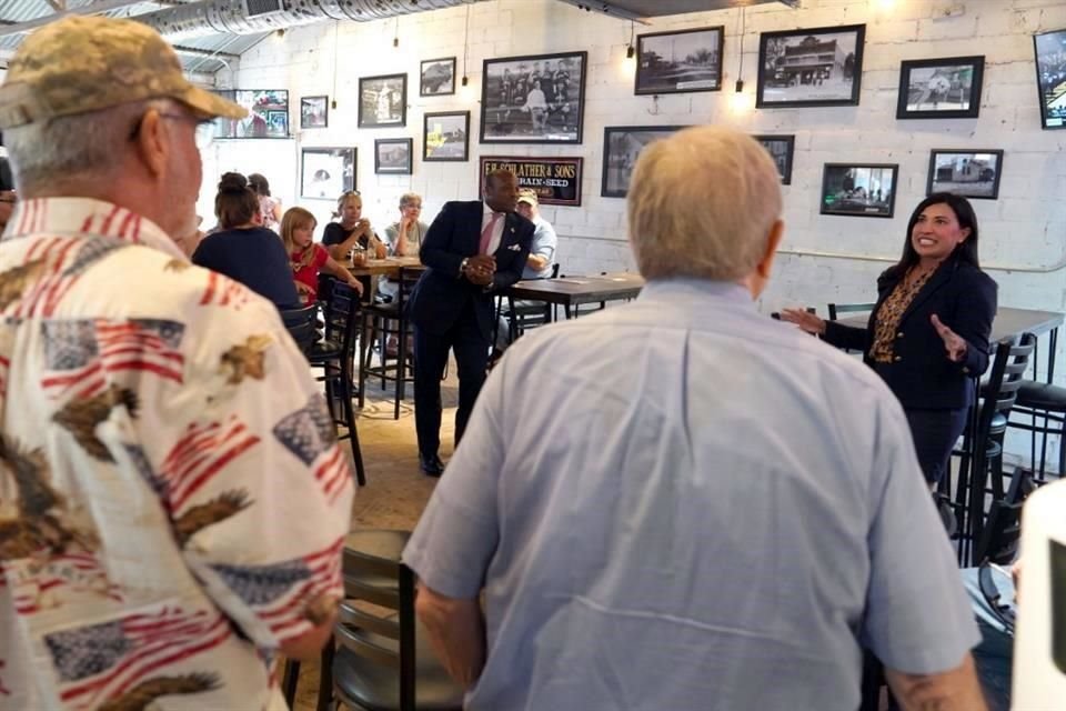 Wesley Hunt, en el centro, un veterano del Ejército y colaborador de Fox News, observa a Cassy Garcia, derecha, compañera republicana y candidata al Congreso, hablar en Ernie's Patio Bar en Cibolo.