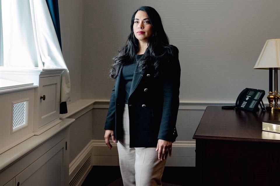 La representante por Texas Mayra Flores en su oficina en Washington. Flores frecuentemente habla de cómo trabajo junto a sus padres en los campos de algodón de Texas siendo adolescente.