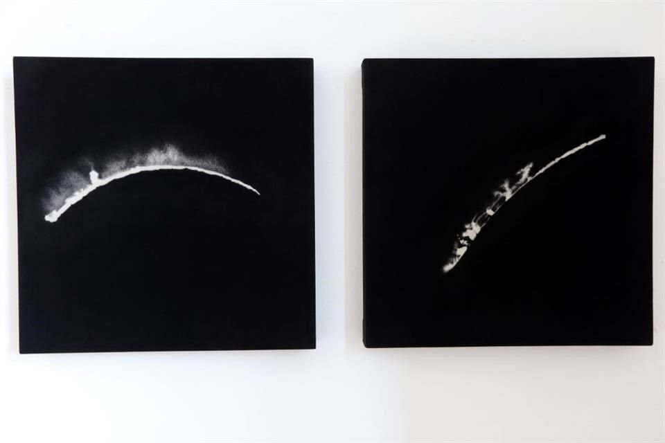 Las piezas de Montoya Uribe dan vida a fenómenos como eclipses, manchas solares y protuberancias solares; lo que se pinta es la negrura para que aparezca luz.