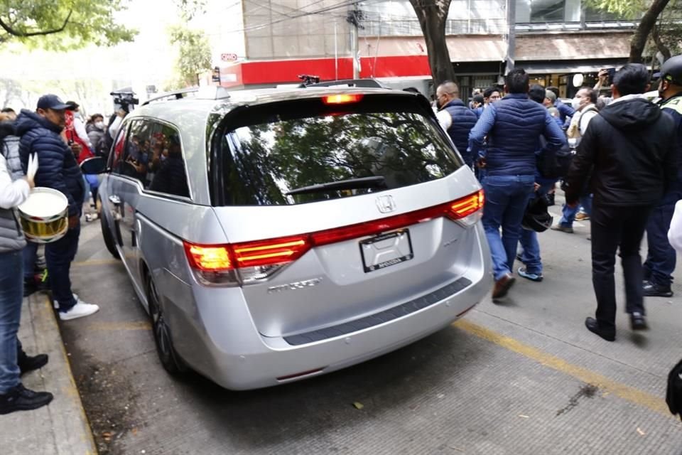 La Alcaldesa de Cuauhtémoc, Sandra Cuevas, llegó al Tribunal de Justicia Administrativa para impugnar una sentencia en su contra en una camioneta Honda Odyssey sin placas.