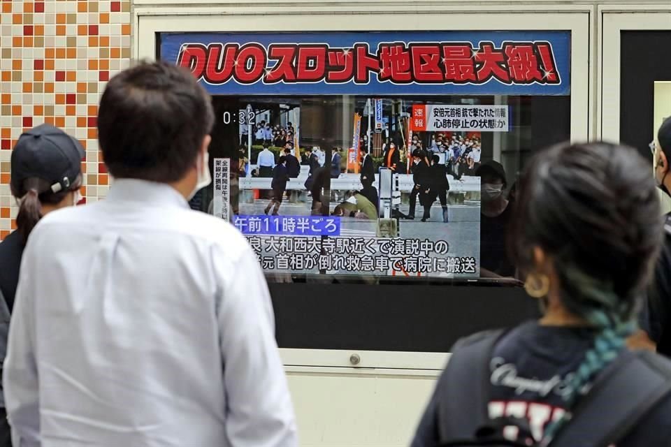Personas en Tokio ven las noticias en las que se informa que el ex Primer Ministro Shinzo Abe sufrió un disparo.